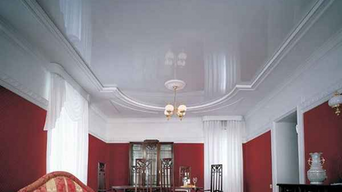 Сочетание белого глянцевого потолка со стенами других тонов и оттенков