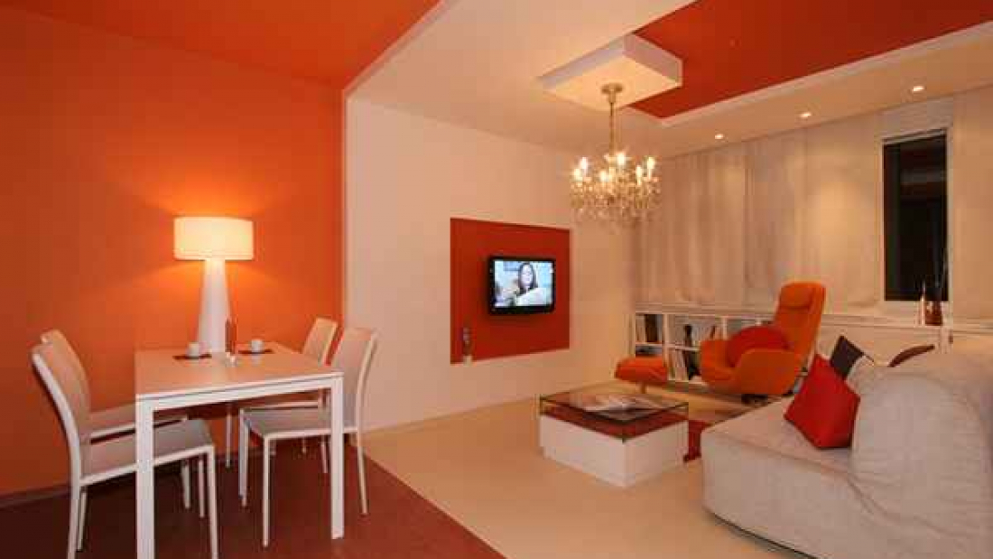 Сочетание оранжевого потолка со стенами различных тонов и оттенков