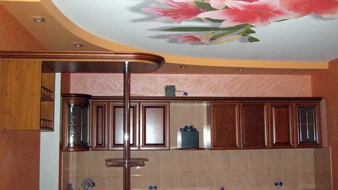 Натяжные потолки с рисунком — ваша кухня заиграет новыми красками!