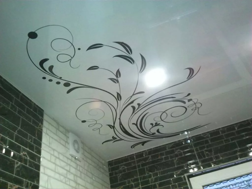 Натяжные потолки с рисунком — ваша кухня заиграет новыми красками