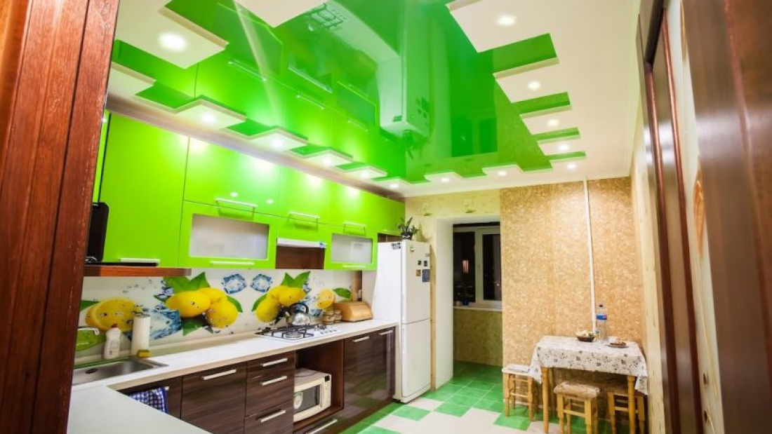 Какого цвета сделать натяжной потолок на кухне