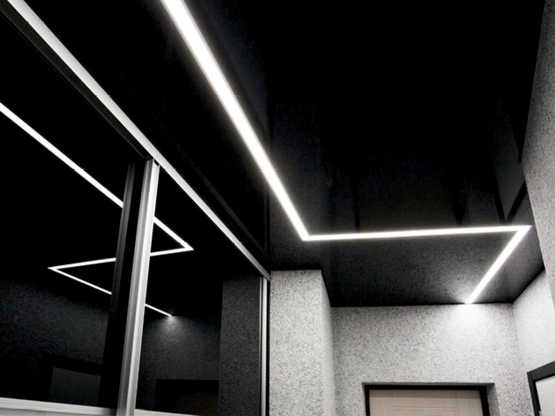 Черный потолок со световыми линиями