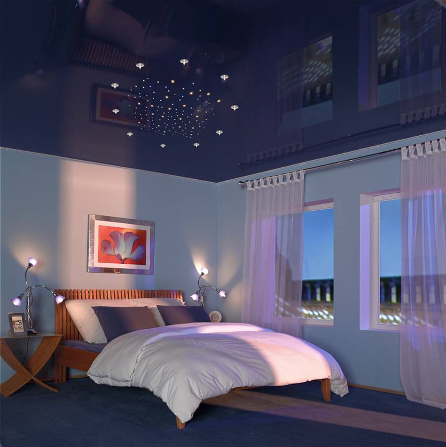Интерьер спальни с темно-синим натяжным потолком и светло-голубыми обоями