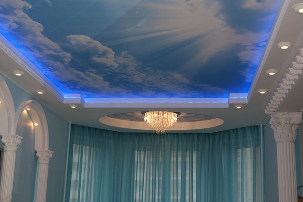Двухуровневый потолок с изображением облаков