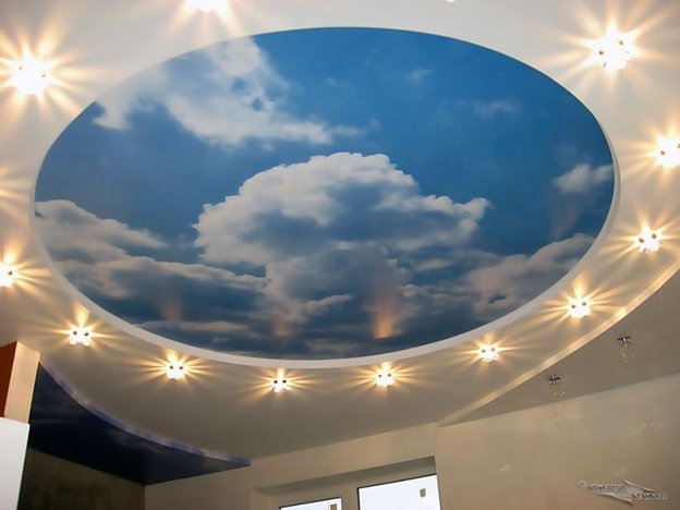 Фото многоуровневого натяжного потолка с изображением облаков и подсветкой