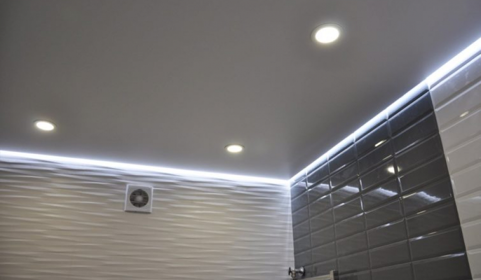 Светящийся потолок в ванной комнате