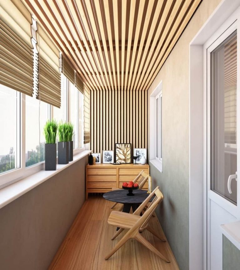 Балкон в деревянном реечном оформлении выглядит привлекательно, а благодаря экологичному материалу прослужит долго