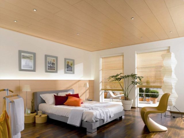 ПВХ панели на потолок хорошо смотрятся в декоре спальной комнаты