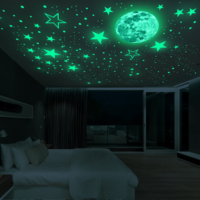 Флуоресцентные звезды на потолке.